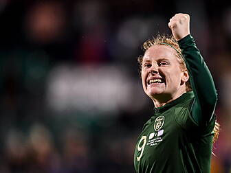 Amber Barrett extends German s...